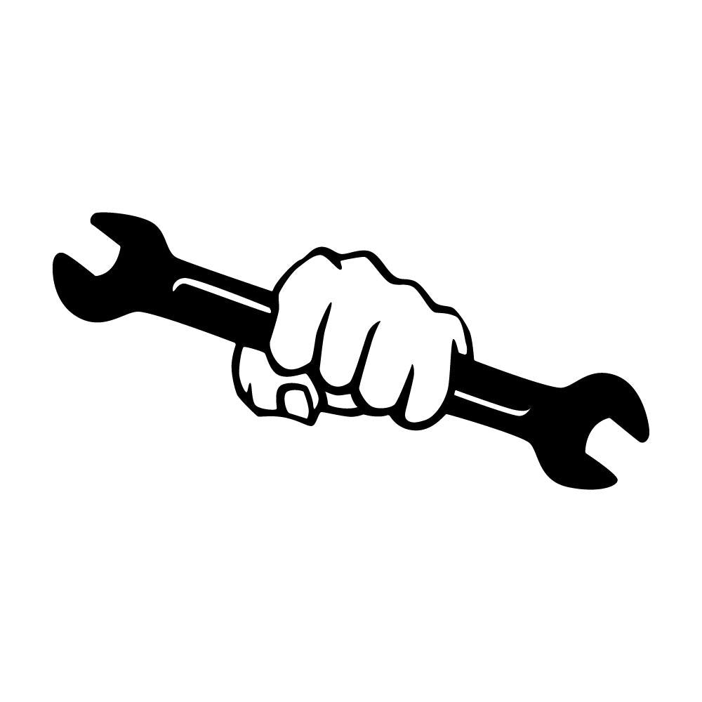 スパナを握った拳