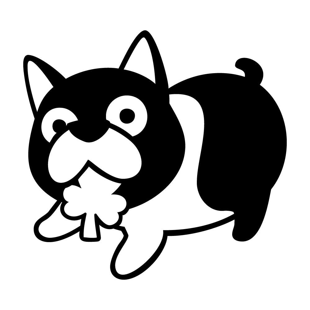クローバーを咥えたパグ