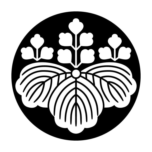 石持ち地抜き五三桐紋