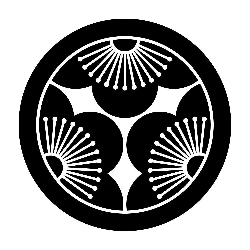 丸に三つ割り向こう梅紋