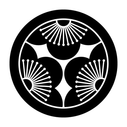 丸に三つ割り向こう梅紋