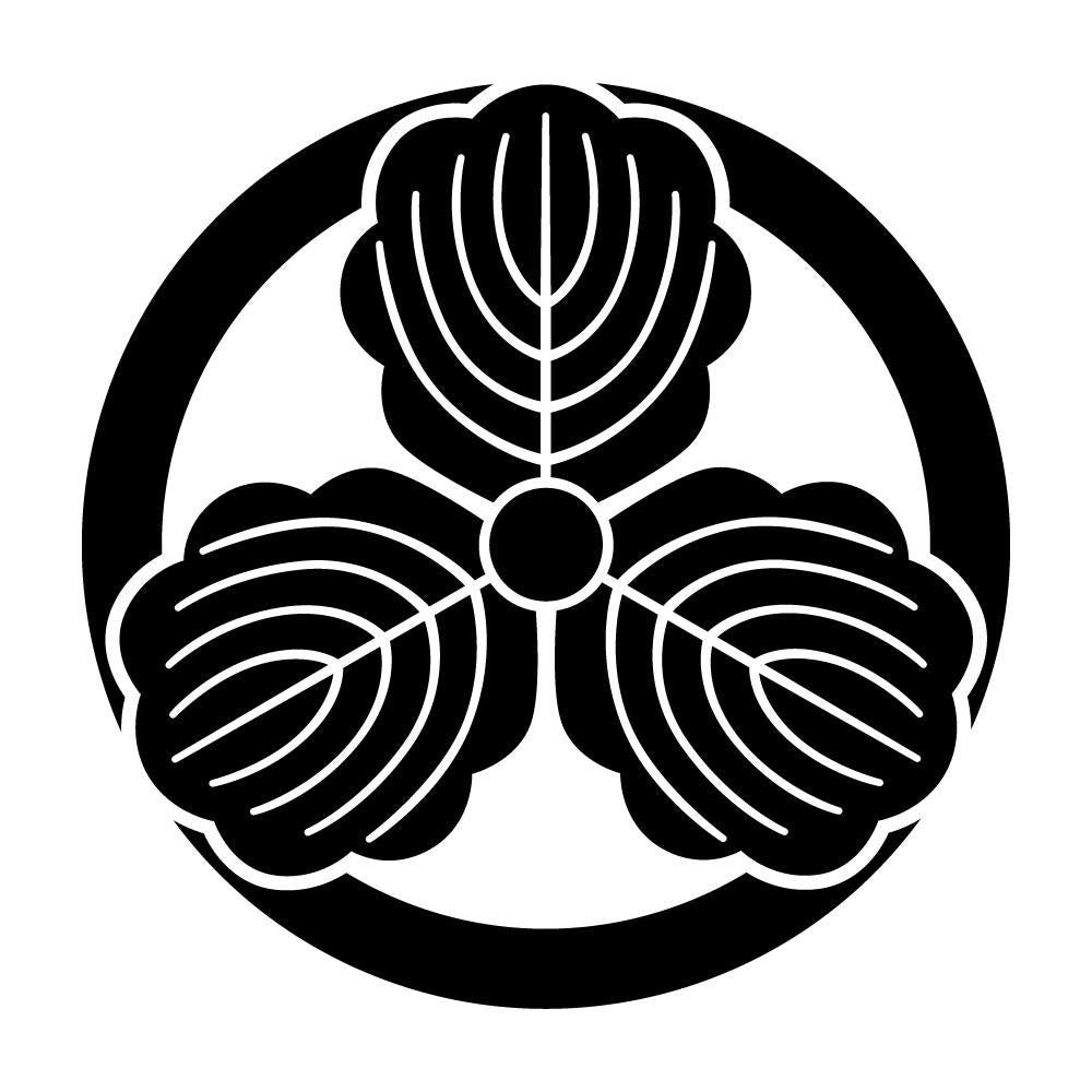 丸に出三つ柏紋