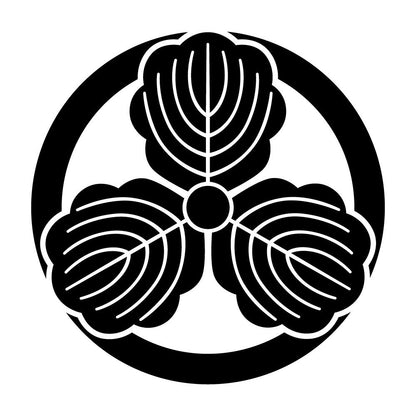丸に出三つ柏紋