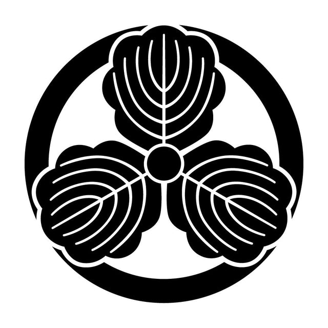 丸に出三つ柏紋