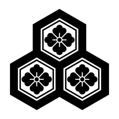 持ち合い三つ盛り亀甲に花角紋