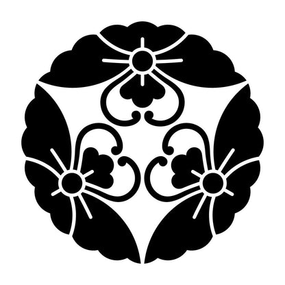 三つ寄せ花菱蝶紋